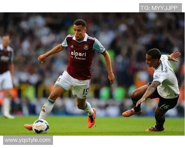 本子上记录的足球明星故事与他们的辉煌成就与人生轨迹